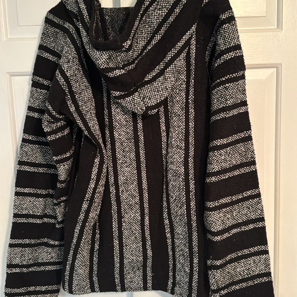 Serape pullover with hood - Picture 3 of 3